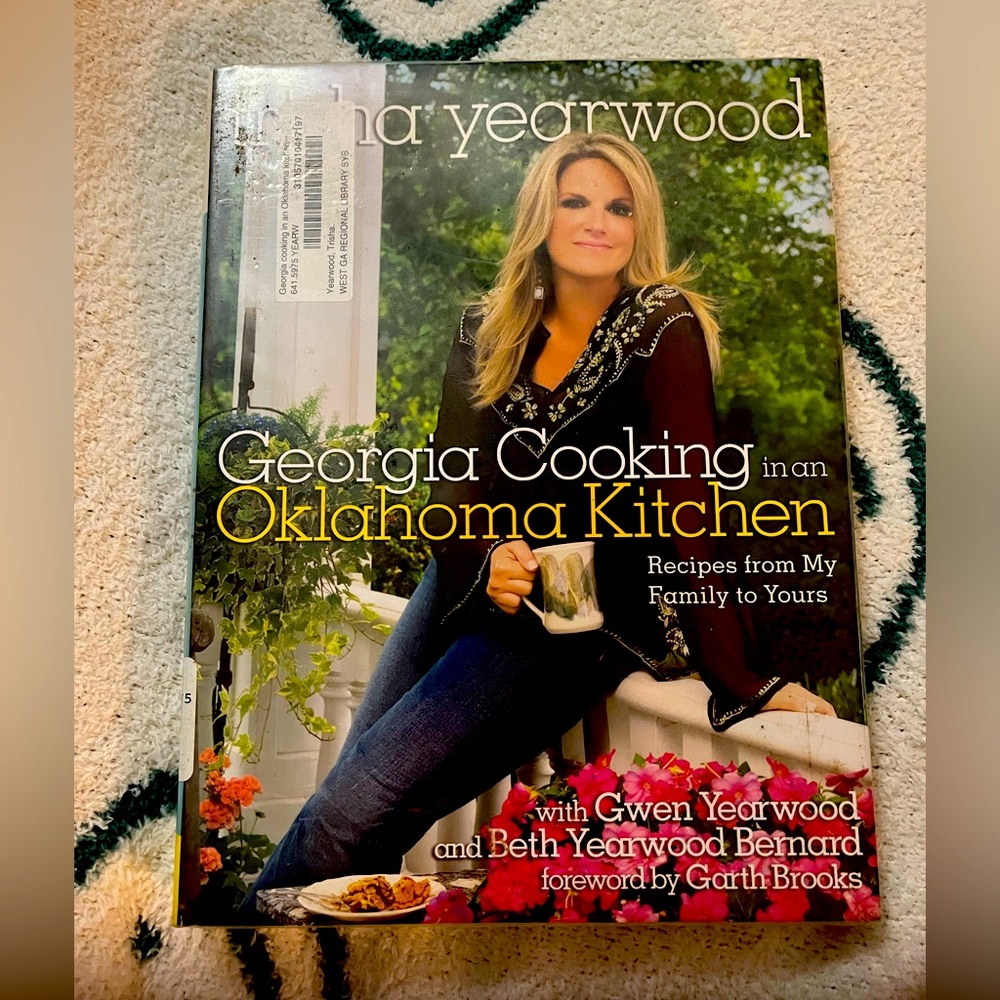 Trisha Yearwood Ga Cooking in a Oaklahoma kitchen hardback cookbook used